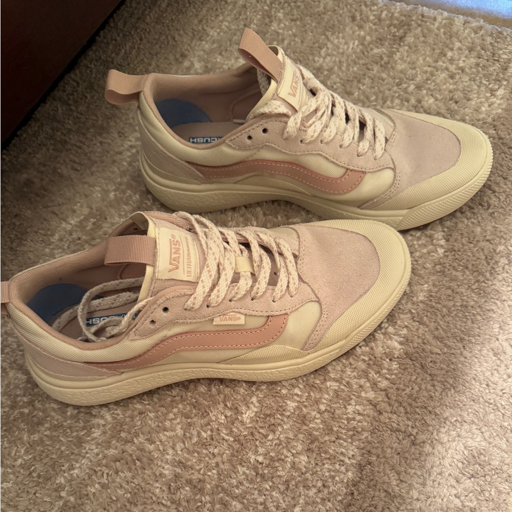 Women’s size 9 ultra cush/ultra range shoes
